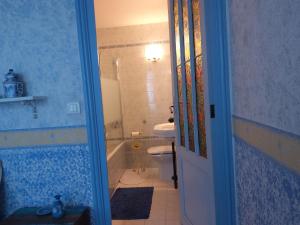 een badkamer met een bad, een toilet en een wastafel bij Chambre La Petite Pause - Bordeaux in Bordeaux