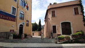 Budova, kde se apartmán nachází + 5 fotografií