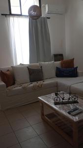 a living room with a couch and a coffee table at Almablanca in San Antonio de Areco