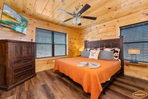 ein Schlafzimmer mit einem Bett und einem Deckenventilator in der Unterkunft The Lookout Pair by Ghosal Luxury Lodging in Sevierville + 35 Fotos