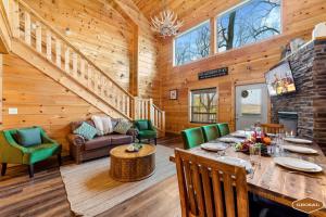 ein Esszimmer mit einem langen Tisch und grünen Stühlen in der Unterkunft The Lookout Pair by Ghosal Luxury Lodging in Sevierville