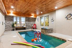 einen Innenpool mit einem Poolspielzeug in der Unterkunft The Lookout Pair by Ghosal Luxury Lodging in Sevierville