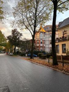 El barrio en el que está la casa vacacional o un barrio cercano
