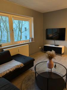 Una televisión o centro de entretenimiento en 5 room apartment in the heart of Flensburg