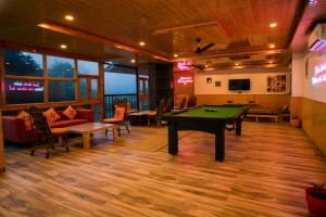 Bàn bi-da tại Hide-In Kasol