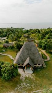eine Draufsicht auf ein Haus mit einem Grasdach in der Unterkunft Signature Collections by Eight Continents in Utende