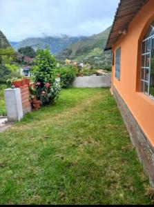 une cour avec de l'herbe verte et un bâtiment dans l'établissement Casa del cielo, à Juivi 8 autres photos