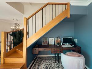 un ufficio sotto una scala con una scrivania e un computer di Pudding's Home Puffing Billy Dandenong Mountain View Retreat a Upwey