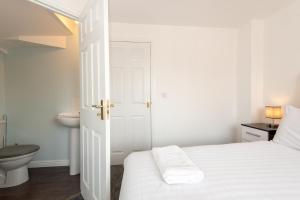 Et badeværelse på Thinford View 4 bed, 2bath, Parking, Garage + 22 billeder