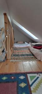 ein Zimmer mit einem Bett und einem Teppich auf dem Boden in der Unterkunft Périphérie landerneau in Plouédern