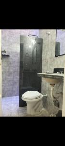 Francys Gomes في كايكو: حمام مع مرحاض ومغسلة