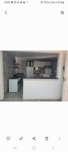 Francys Gomes في كايكو: مطبخ مع كونتر أبيض في الغرفة