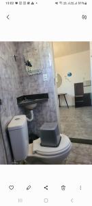 Francys Gomes في كايكو: حمام مع مرحاض أبيض وبيانو