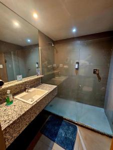 累西腓Valor Imbatível ! Flat Frente Mar com Enxoval completo的带水槽和淋浴的浴室