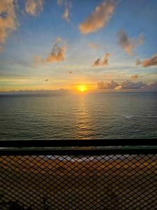 累西腓Valor Imbatível ! Flat Frente Mar com Enxoval completo的游船上可欣赏到日落美景