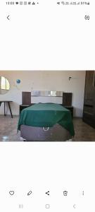 Francys Gomes في كايكو: غرفة بسرير وبطانية خضراء