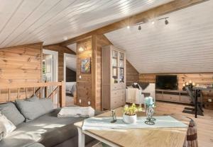 a living room with a couch and a table at Family Cabin With Jacuzzi At Tempelseter in Eggedal