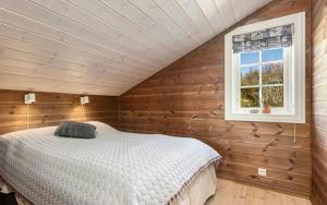 a bedroom with a bed and a window at Family Cabin With Jacuzzi At Tempelseter in Eggedal