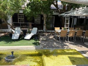 Κήπος έξω από το Regalia Suites