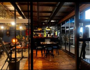 un comedor con mesa y sillas y un bar en Regalia Suites, en Kraaifontein