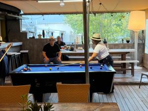 un grupo de personas jugando al billar en Regalia Suites, en Kraaifontein