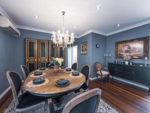 una sala da pranzo con tavolo e sedie di Pudding's Home Puffing Billy Dandenong Mountain View Retreat a Upwey