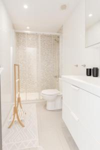 a white bathroom with a toilet and a shower at Mar Airport-Park by Babiniliving in Costa de Antigua