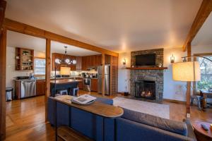 una sala de estar con un sofá y una chimenea en Parkway Hideout, en Boone