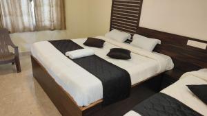 a bedroom with a large bed with a wooden headboard at Blue Nile Homestay Kotagiri in Kotagiri