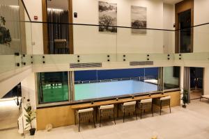 Sky rooftop luxury suites في دوريس: مسبح في مبنى فيه كراسي