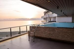 Sky rooftop luxury suites في دوريس: إطلالة على المحيط من شرفة المنزل