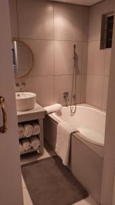 Et badeværelse på 6 on Krisant-Durbanville + 45 billeder