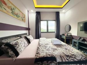 a bedroom with a large bed and a window at LYSA Hotel in Xóm Ðèn