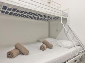 En eller flere senge i et værelse på L'Alhambra - Plage à Pied Piscine + 7 billeder