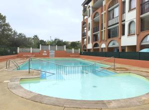 Swimmingpoolen hos eller tæt på L'Alhambra - Plage à Pied Piscine