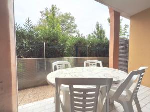 En terrasse eller udendørsområde på L'Alhambra - Plage à Pied Piscine