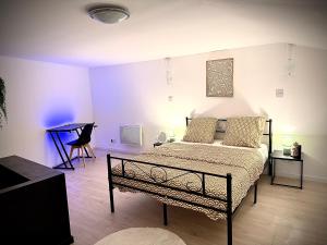 a bedroom with a bed and a table in a room at Écrin de Roye in Roye