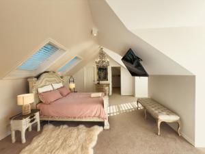 una camera da letto con letto in mansarda di Pudding's Home Puffing Billy Dandenong Mountain View Retreat a Upwey