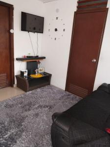 Et tv og/eller underholdning på Apartaestudio amoblado PIMSA + 2 billeder