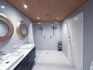 un bagno con due lavandini e una doccia di Pudding's Home Puffing Billy Dandenong Mountain View Retreat a Upwey Altre 48 foto