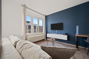 a living room with a couch and a tv at RANGE - 2 Apartments - Küche - WLAN - Netflix - Balkon - 1-6 Personen in Fellbach