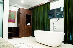 Μια τηλεόραση ή/και κέντρο ψυχαγωγίας στο Diamond Light Hotel +40 φωτογραφίες