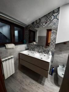 Et badeværelse på Giardino d'Estate - Villa con piscina