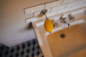 Koupelna v ubytování Chez Guilem chambre jaune