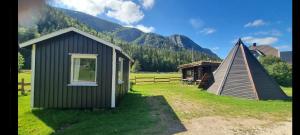 Cảnh núi rừng hoặc tầm nhìn ra núi từ nhà nghỉ dưỡng