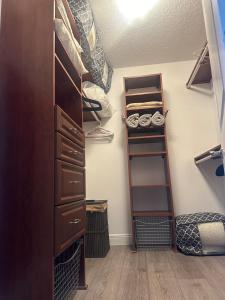 Кровать или кровати в номере Luxurious & spacious oceanfront condo