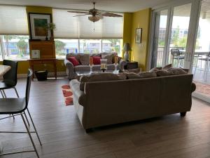 Гостиная зона в Luxurious & spacious oceanfront condo +27 фотографий