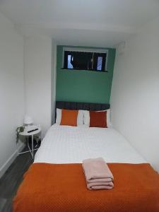 Postel nebo postele na pokoji v ubytování Pembroke Place Private Room 12B