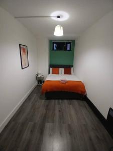 Postel nebo postele na pokoji v ubytování Pembroke Place Private Room 12B