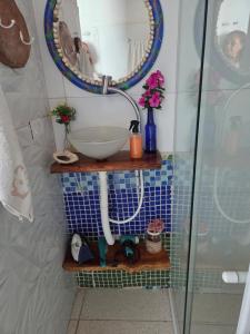 un baño con lavabo y espejo en Flat Lagoa Azul, en Maragogi 4 fotos más